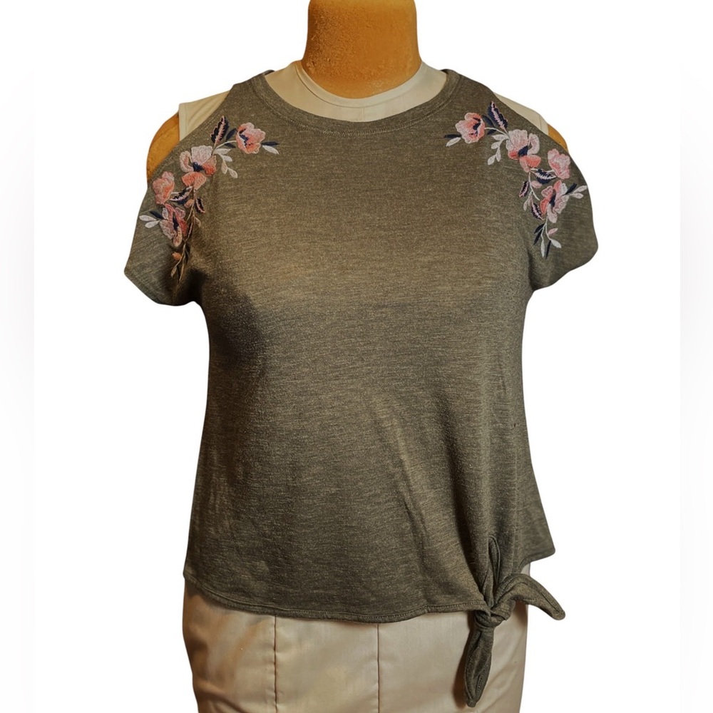 Altar'd State Olive Floral Embroidered Tee M Medium flowers top Green